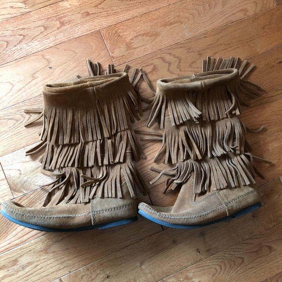 Minnetonka 3 Tier Fringe Boots - Picture 2 of 8